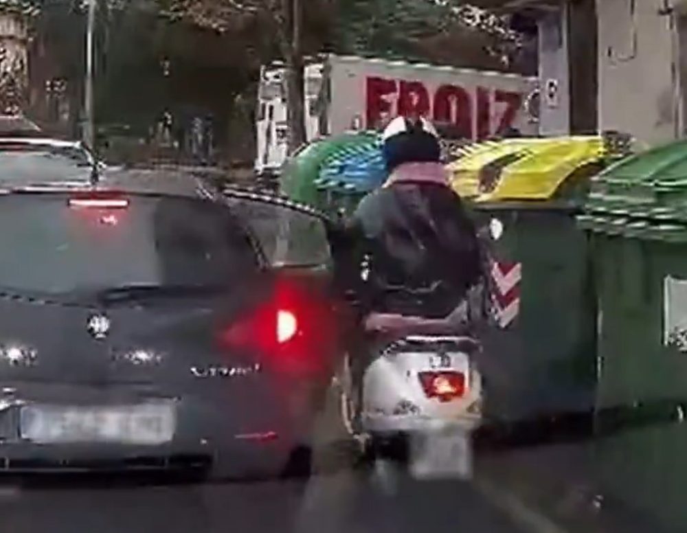 ¿Abre la puerta intencionadamente? ¿Puede el conductor de la moto pasar por ahí?