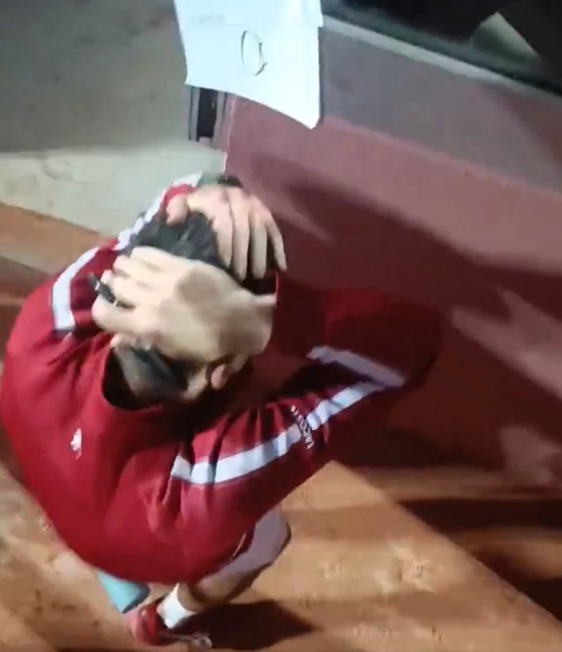 Golpean en la cabeza a Novak Djokovic con una botella de agua mientras firmaba autógrafos después de ganar a Moutet en Roma.