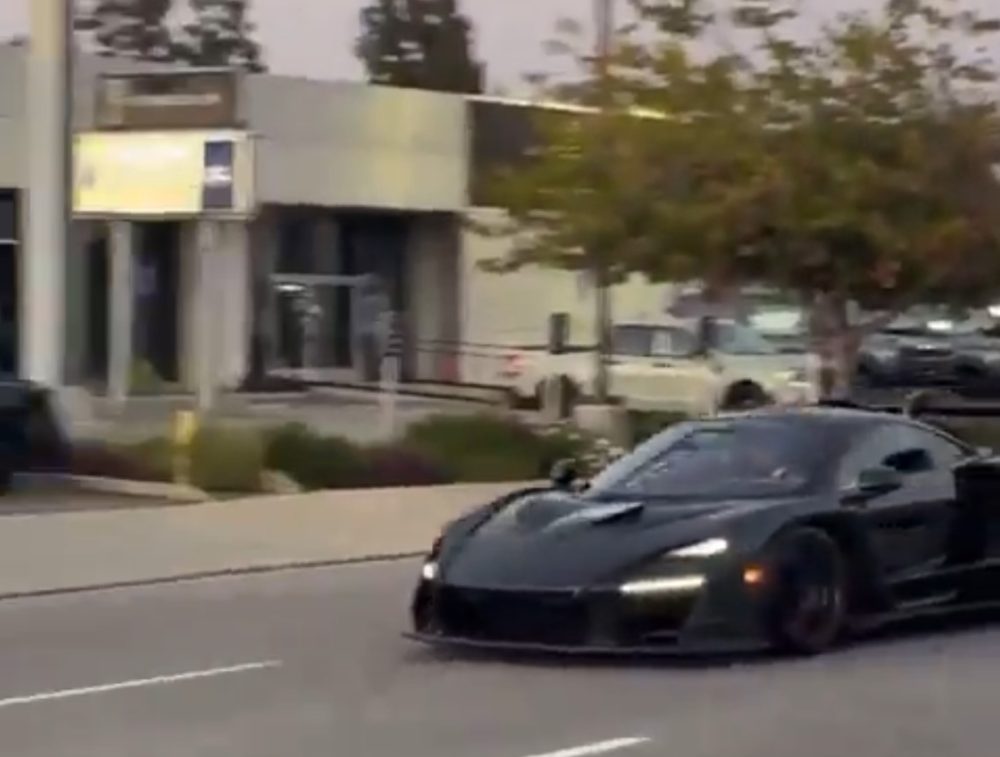 Un youtuber siniestra su McLaren Senna de 1,4 millones mientras derrapaba para intentar impresionar a la multitud