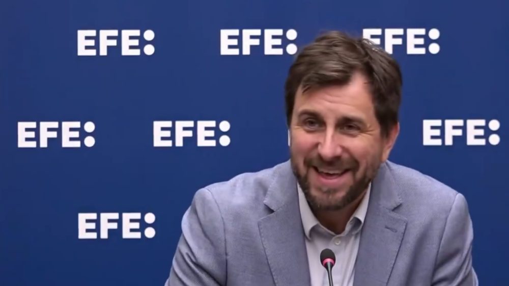 Cría cuervos y...: Junts amenaza a Sánchez con romper el Gobierno si no apoyan la investidura de Puigdemont.