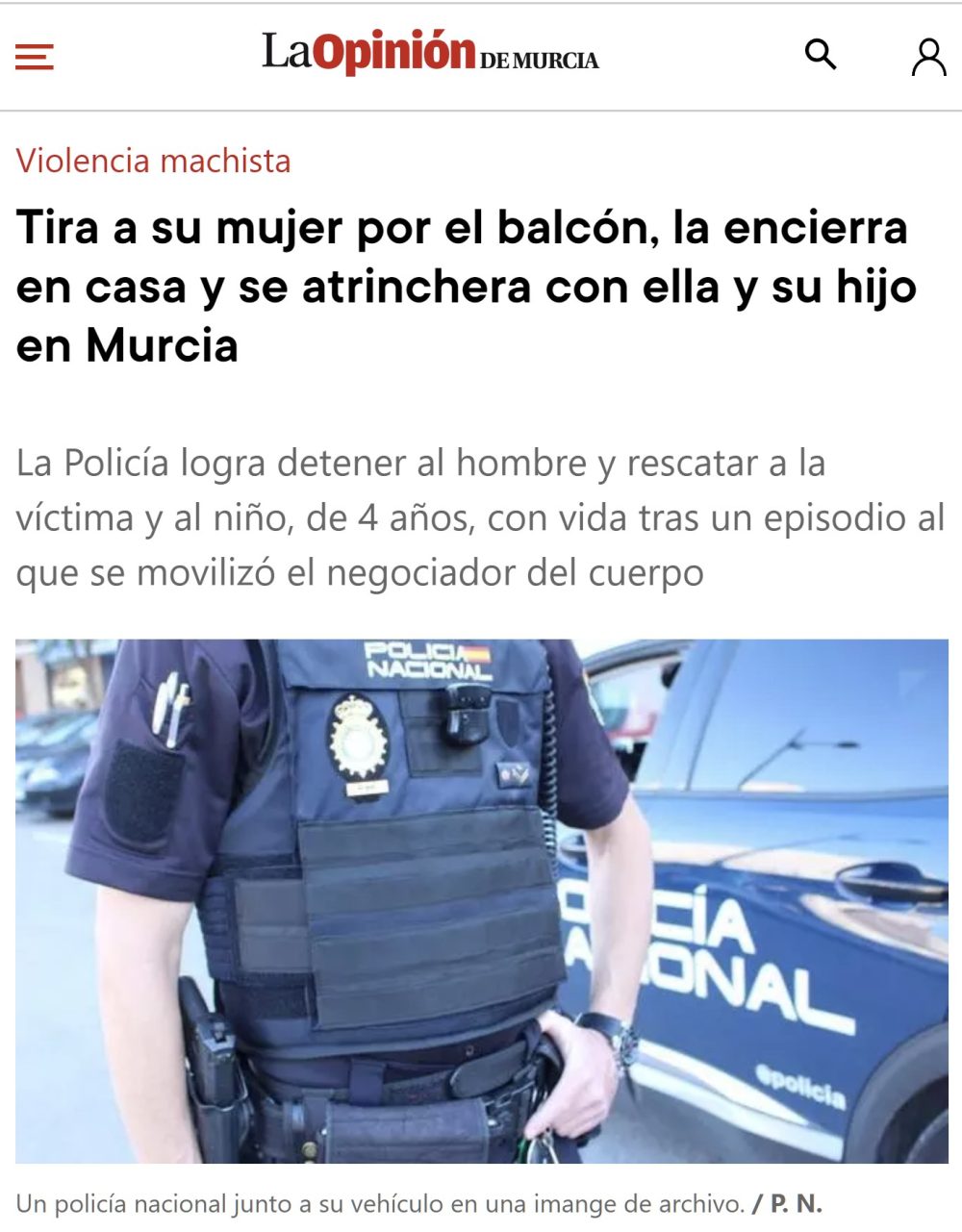Tira a su mujer por la ventana, la recoge, la encierra en casa y se atrinchera con ella y su hijo.