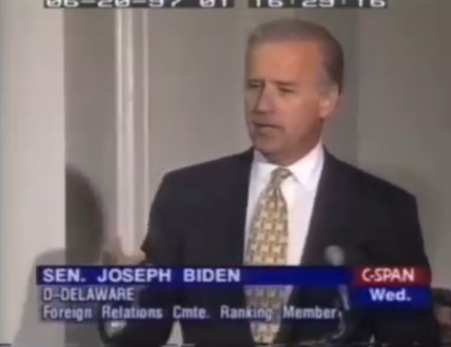 Biden en 1997: "Y entonces los rusos me dicen: 'Si continúa ampliando la OTAN, estableceremos relaciones estrechas con China'. Apenas pude contener la risa y respondí: 'Bueno, que tengan buena suerte, si no funciona con China, prueben con Irán'".