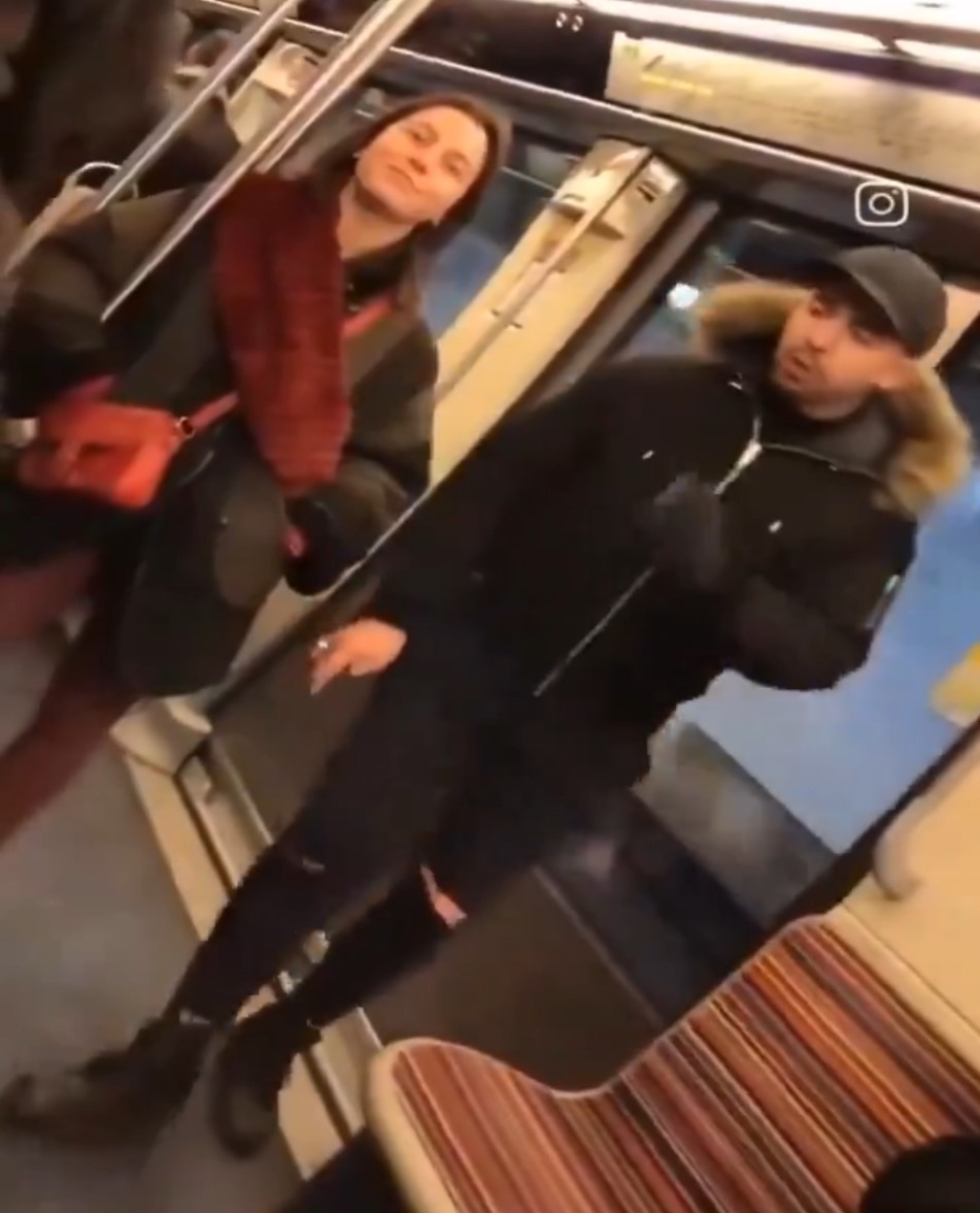 Seguro que a la federación de jóvenes charos no le sobraría un boxeador en este vídeo...