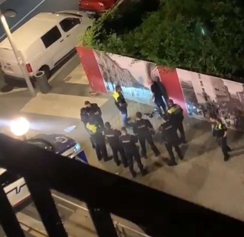 Un policía (Ertzaintza) finaliza una intervención de manera abrupta... pero efectiva.