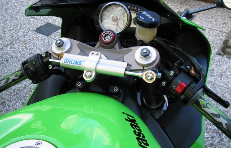 Si alguna vez te preguntas para qué sirve el "amortiguador de dirección" que llevan muchas motos deportivas... es para evitar ESTO: