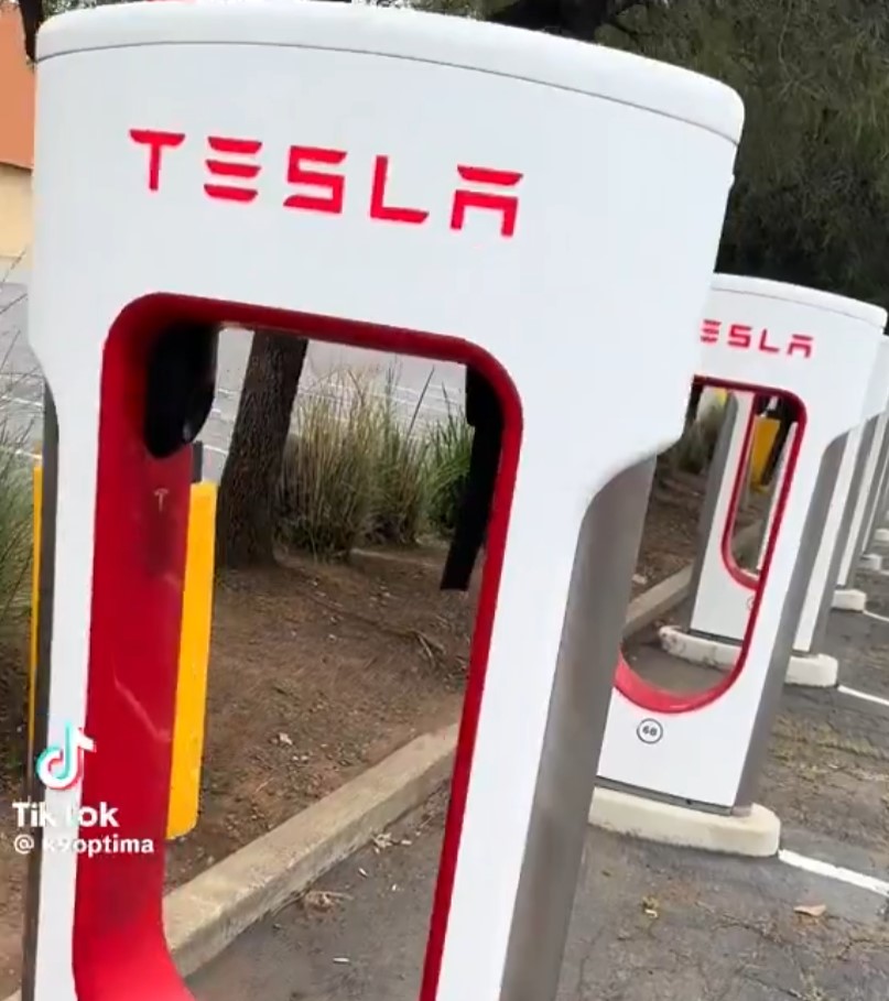 Cargadores con cables bien cargados de cobre en lugares apartados y desatendidos...