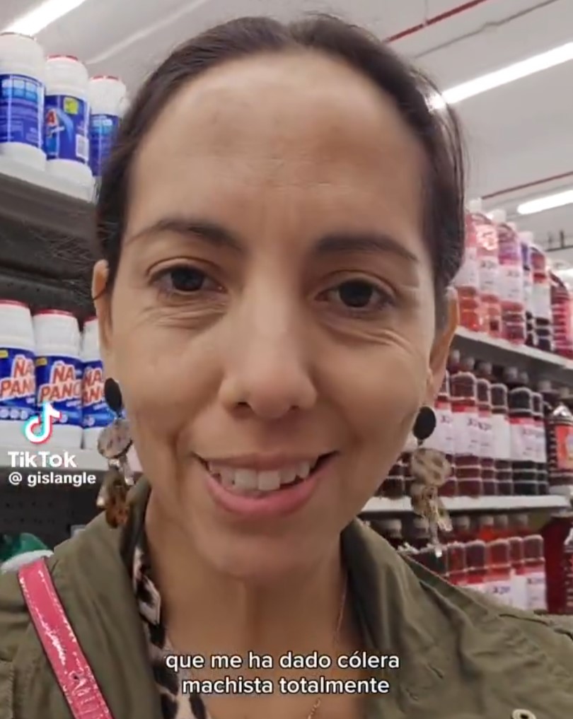 Mujer denuncia machismo en supermercado por vender guantes para lavar sólo en "colores de mujer".