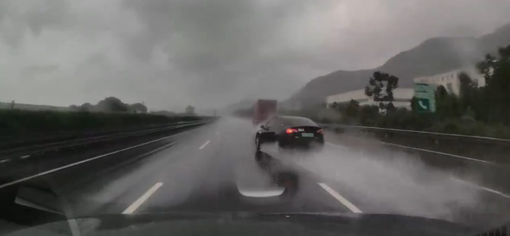 Espectacular y casi milagrosa salvada de un Tesla Model Y sobre asfalto muy mojado (China)