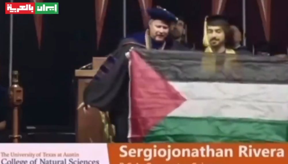 El último graduado de la Universidad de Texas iza la bandera palestina y un funcionario le pide que se vaya, pero él se niega