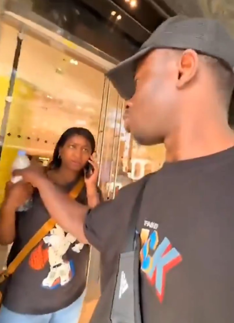 Parisinos pasando de follones ante un tipo que se lleva las cosas de los demás en su cara.