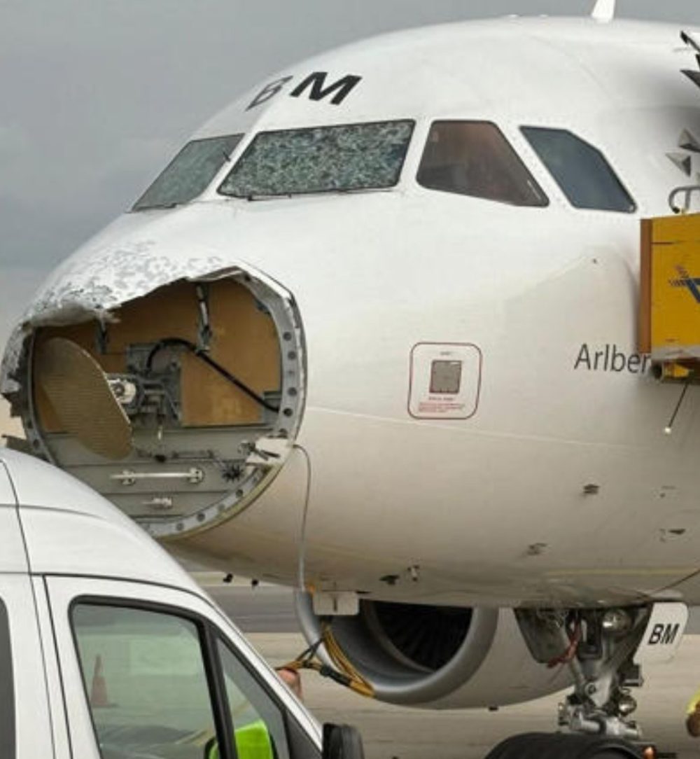 Un Airbus pide ayuda por radio después de que el parabrisas y el morro se destruyeran durante una tormenta de granizo.