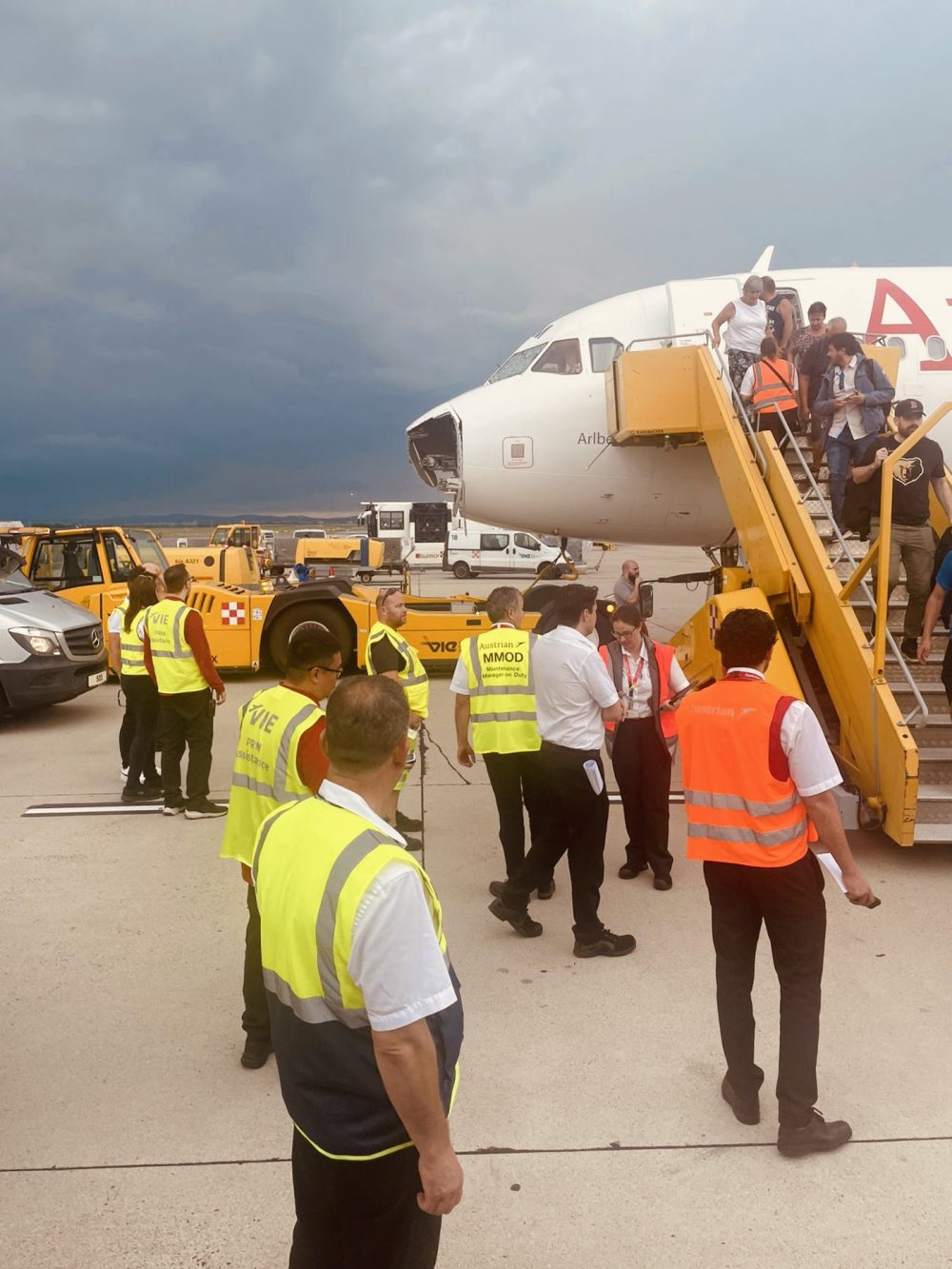 Un Airbus pide ayuda por radio después de que el parabrisas y el morro se destruyeran durante una tormenta de granizo.