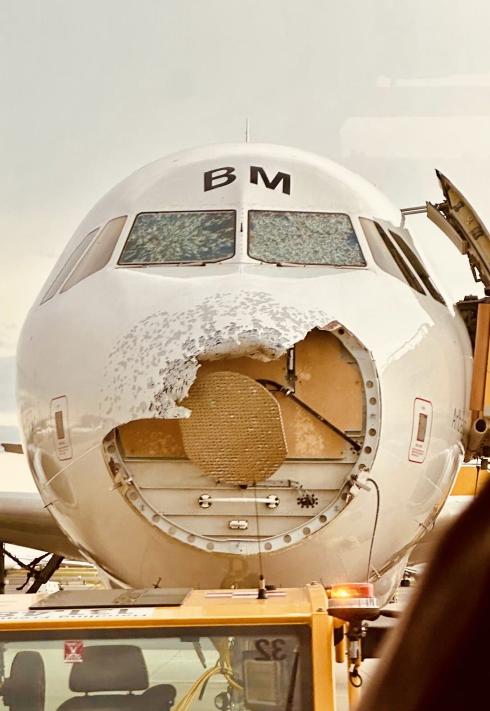 Un Airbus pide ayuda por radio después de que el parabrisas y el morro se destruyeran durante una tormenta de granizo.