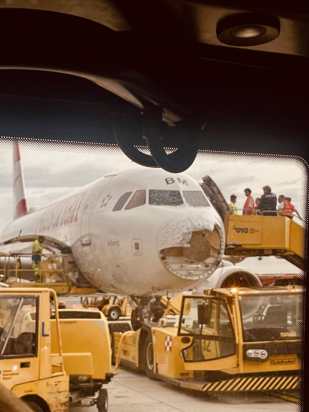 Un Airbus pide ayuda por radio después de que el parabrisas y el morro se destruyeran durante una tormenta de granizo.