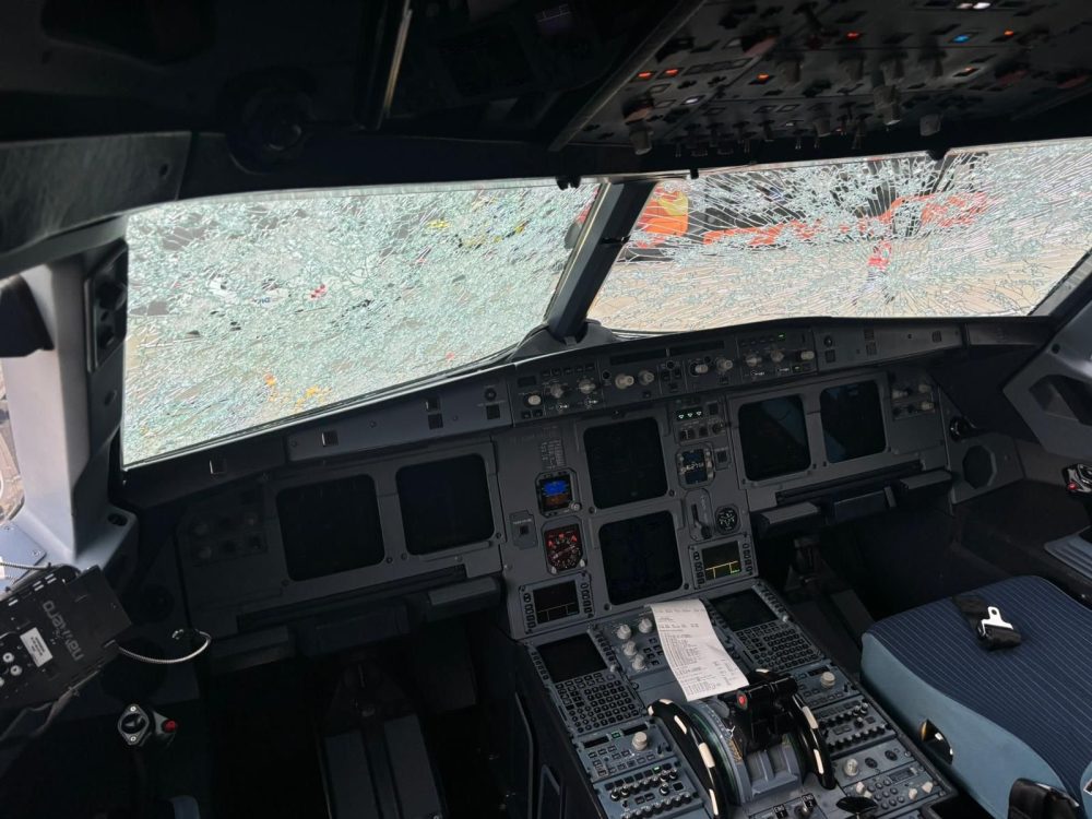 Un Airbus pide ayuda por radio después de que el parabrisas y el morro se destruyeran durante una tormenta de granizo.