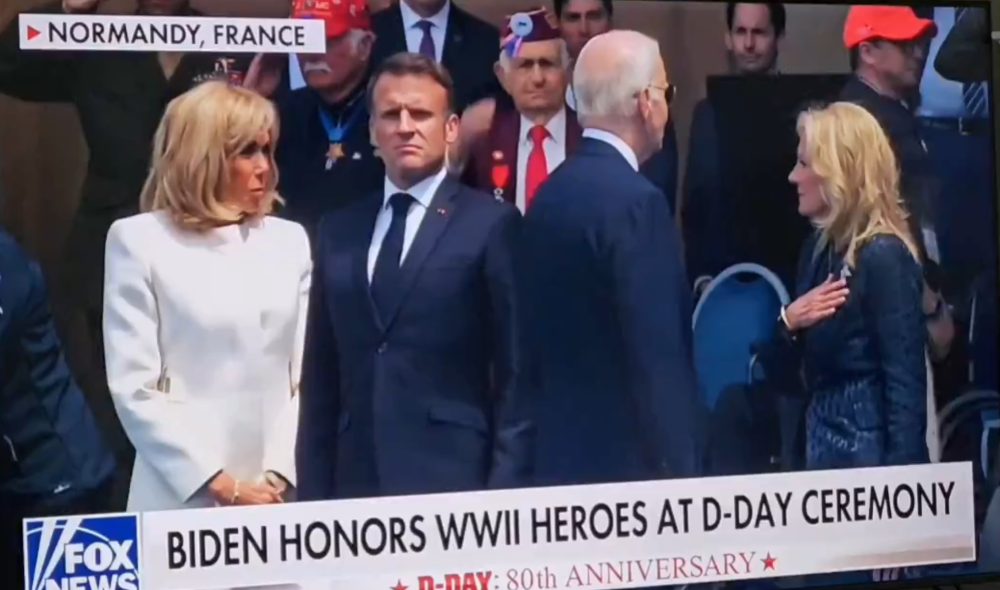 Atentos a la cara de Macron cuando Biden se da la vuelta en mitad de la ceremonia.