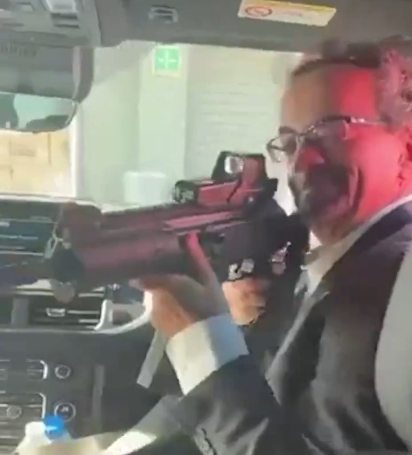 Destituido el embajador del Reino Unido en México por un vídeo en el que apunta con un fusil a un empleado de la embajada.