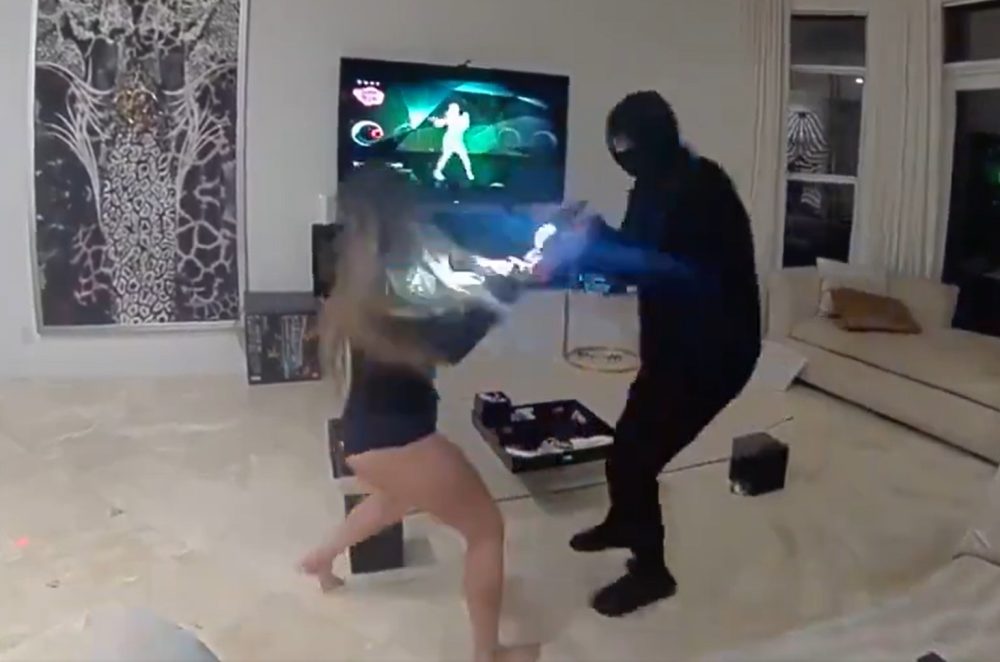 Una mujer es asaltada mientras jugaba el Just Dance y repele el ataque con lo que tiene a mano.
