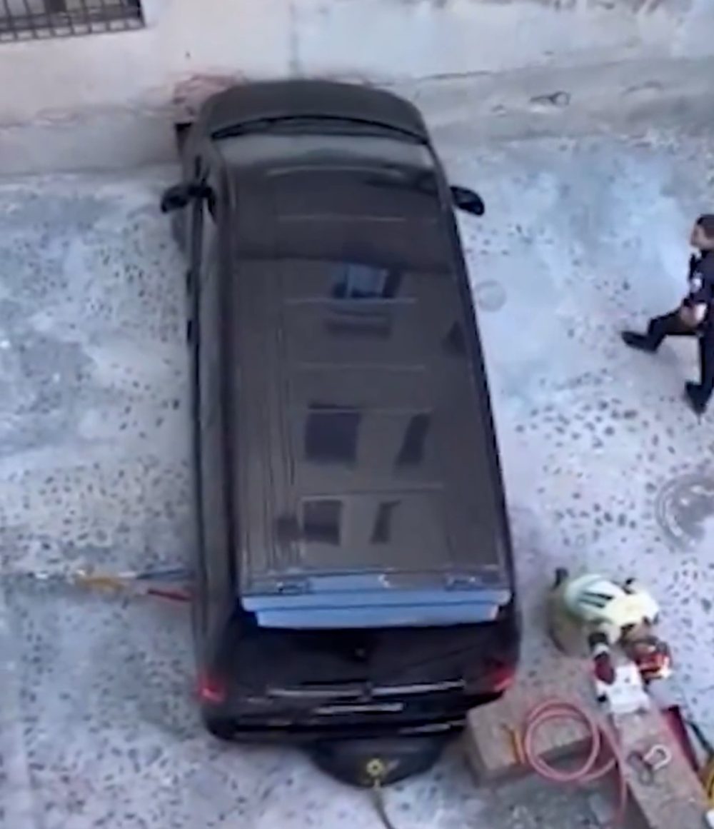 Una Mercedes Viano ha quedado atrapada este pasado viernes entre la fachada de una vivienda del Casco Histórico de Toledo y un pequeño muro en una estrecha zona del callejón de la Emperatriz de la ciudad