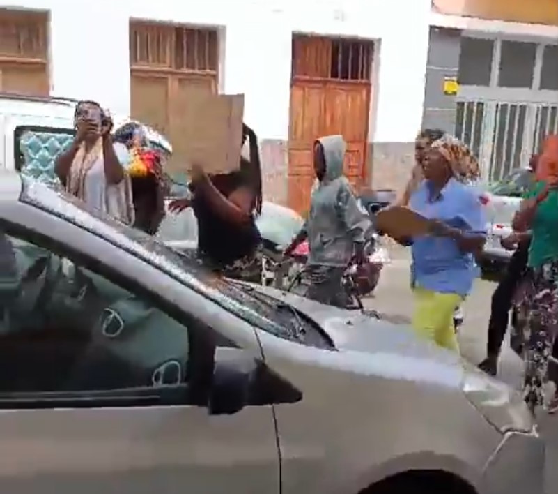 Africanas protestan por las calles de La Isleta, Canarias, al grito de "queremos comer".