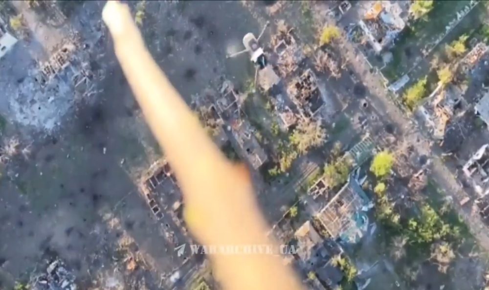 En Ucrania los drones ahora van equipados con palos para peIear en el aire: "El mundo avanza y retrocede 10,000 años al mismo tiempo"