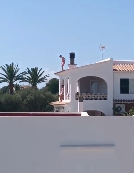 Graban a unos jóvenes haciendo haciendo balconing en Menorca.