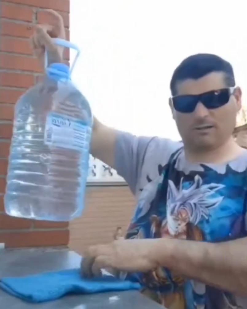 Be water my friend... menos si te encuentras con este terrible luchador, entonces mejor que seas otra cosa.