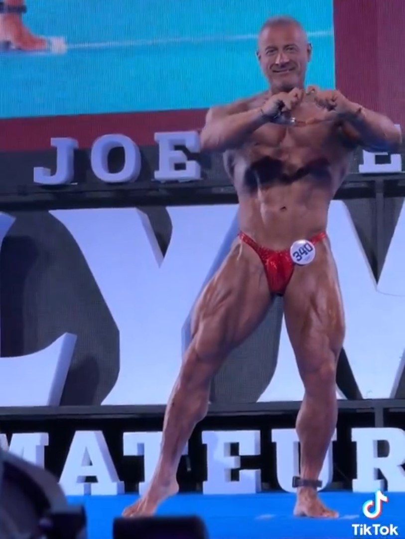 Cuando te toca a salir a hacer las poses en el evento de culturismo y el de sonido confunde tu pendrive con el de la comunión de su hija.