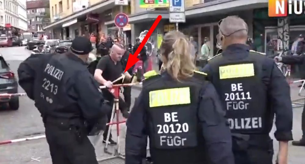 La policía alemana dispara a un hombre que amenazaba con un pico a los aficionados de la Eurocopa en el centro de Hamburgo, Alemania.