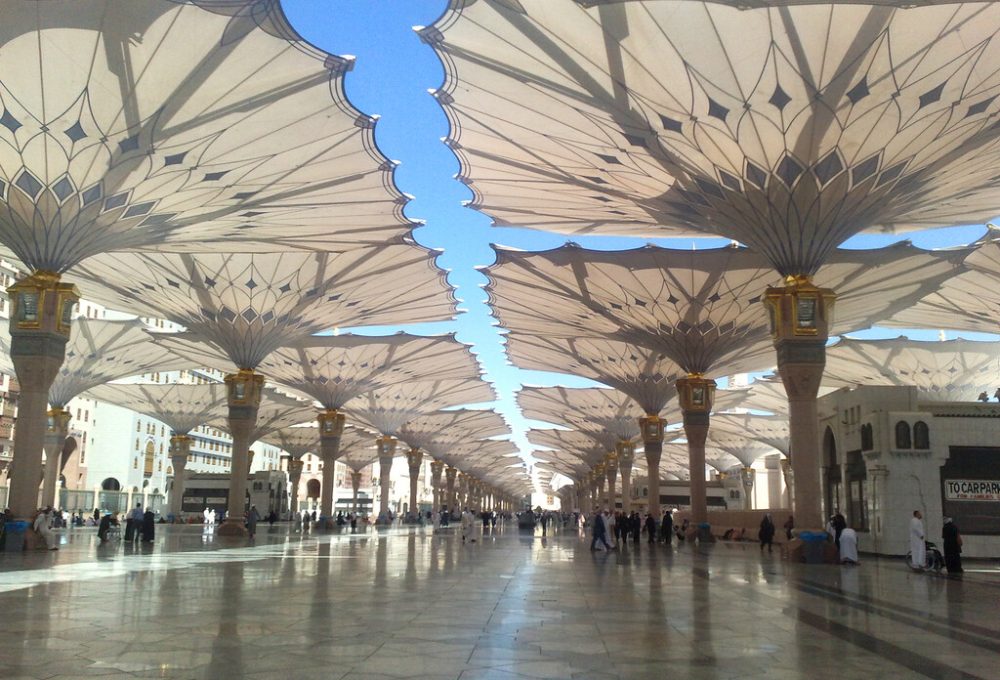 Sombrillas gigantes automáticas de Medina (Al-Masjid an-Nabawi) para que la gente pueda protegerse del sol.