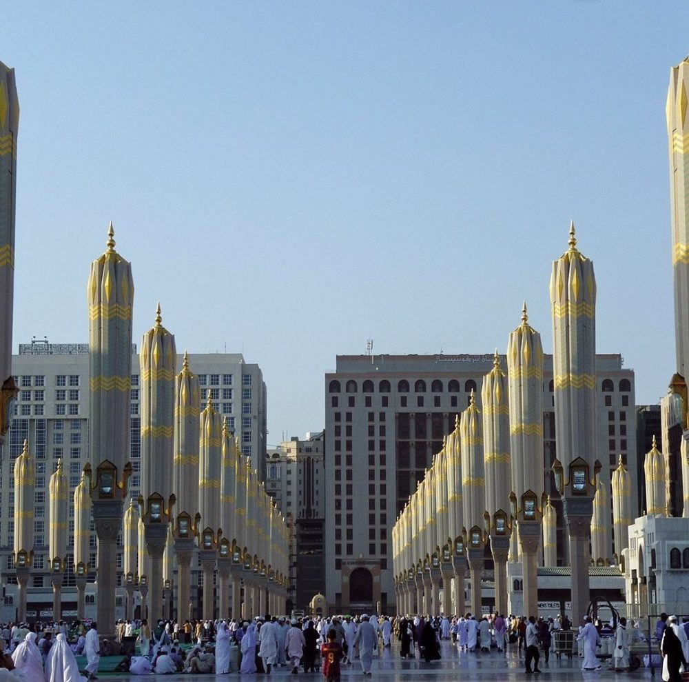 Sombrillas gigantes automáticas de Medina (Al-Masjid an-Nabawi) para que la gente pueda protegerse del sol.