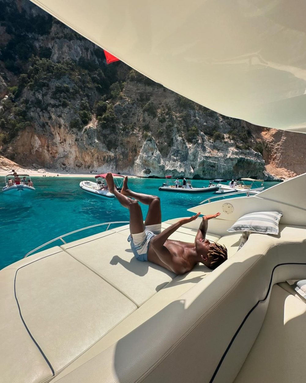 Iñaki Williams subiendo un video de cómo se aplica la crema solar.