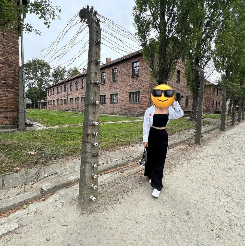 Las influencers siguen acudiendo a Auschwitz para subir fotos grotescas a sus cuentas de Instagram.