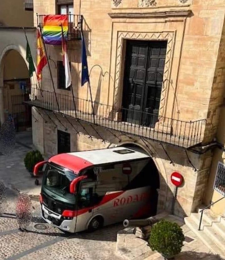 Atascado en un arco de la plaza el autobús de los invitados de una boda en Chinchilla (Albacete)