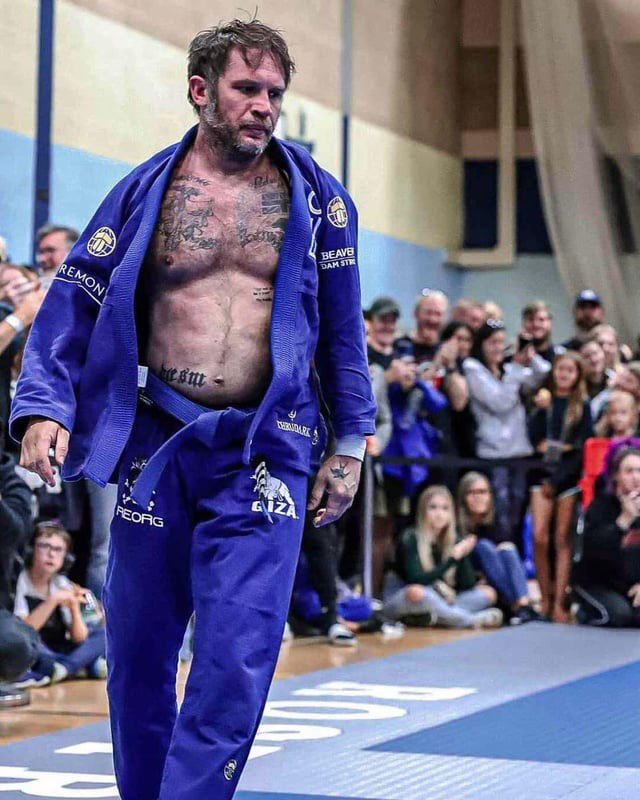 En 2022, el actor Tom Hardy se inscribió en secreto en un open de jiu-jitsu brasileño y se llevó la medalla de oro.