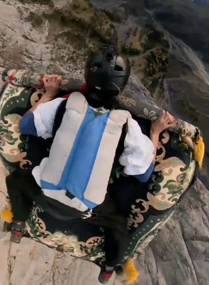 Este paracaidista ha cumplido el sueño de cualquier niño: volar sobre una alfombra mágica.