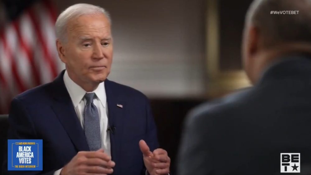 Biden se olvida el nombre del Secretario de Defensa que él mismo designó y lo llama "el negro".