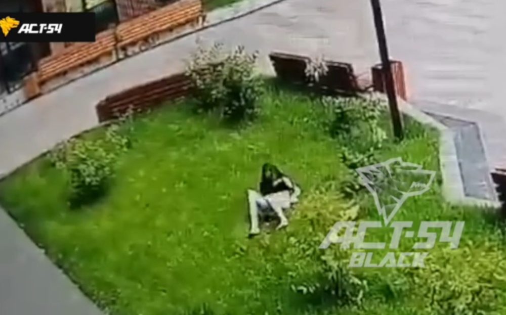 En Novosibirsk, Rusia, una chica cayó al jardín desde un piso 13º y sobrevivió.