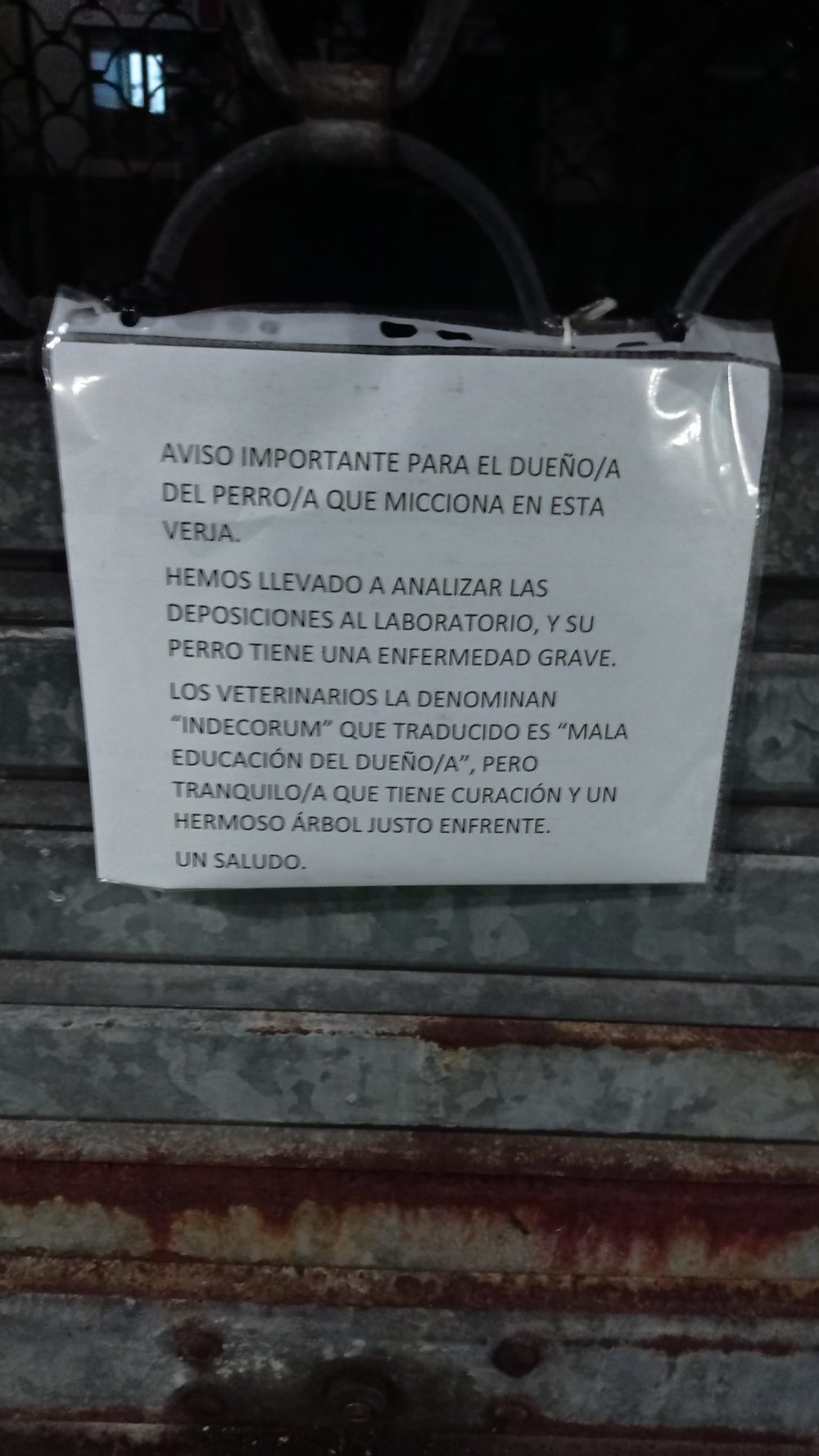 Vecinos colegas que te plantean alternativas para la micción de tu colega perruno.