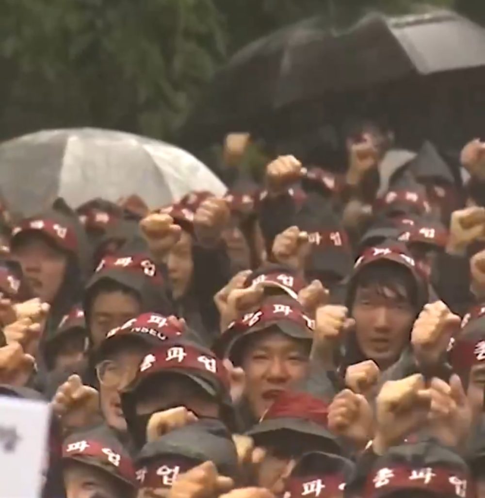Miles de trabajadores de Samsung Electronics, el mayor fabricante de chips del mundo y la mayor empresa de Corea, han iniciado una huelga indefinida.