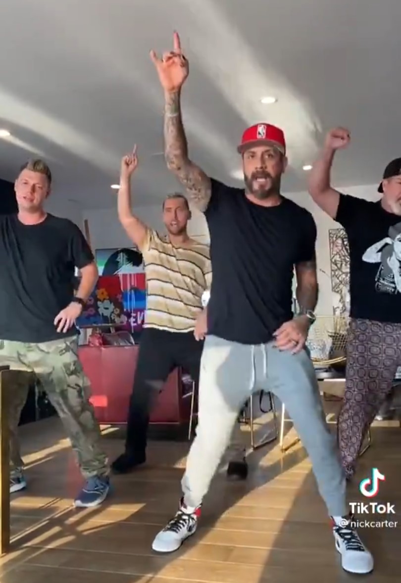 Nsync y Back Street Boys bailando "bye bye bye" juntos.