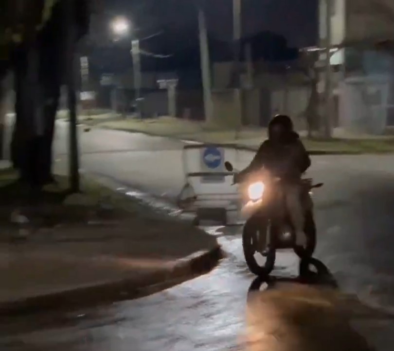 Un tipo se levanta todos los días a las 5 AM para reírse de la gente que se resbala en lugares que suelen estar helados.