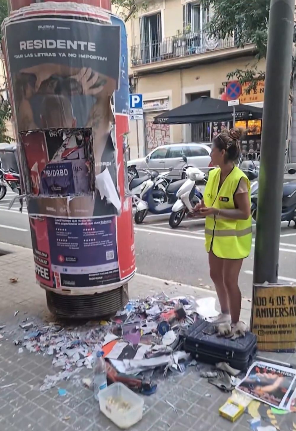 Se está compartiendo por redes este vídeo en el que pelan un poste y desvelan que el primer cartel pegado es de la guerra civil.