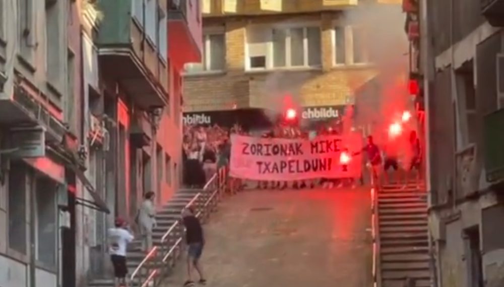 Celebración de la Eurocopa y el gol de Mikel Oyarzabal frente a la sede de BILDU en Eibar.