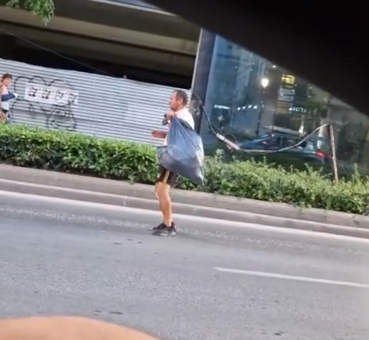 Encuentran a un hombre bugueado andando por una carretera de Sevilla con una bolsa de basura.