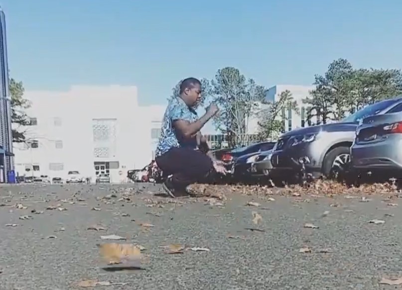 Hay un tipo autista en Instagram que cree que puede crear tornados con sus manos.