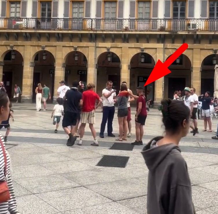 Varias "personas" asaltan a gente que porta una bandera de España en San Sebastián.