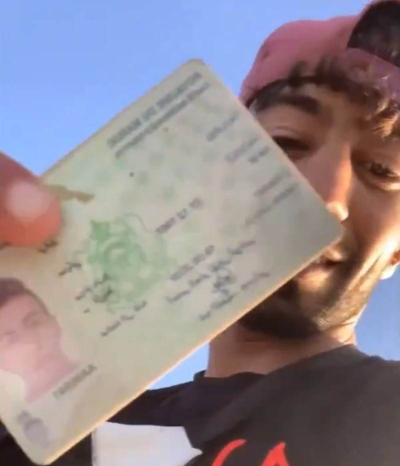 Inmigrantes se graban en una embarcación de rescate española tirando su documentación al mar.