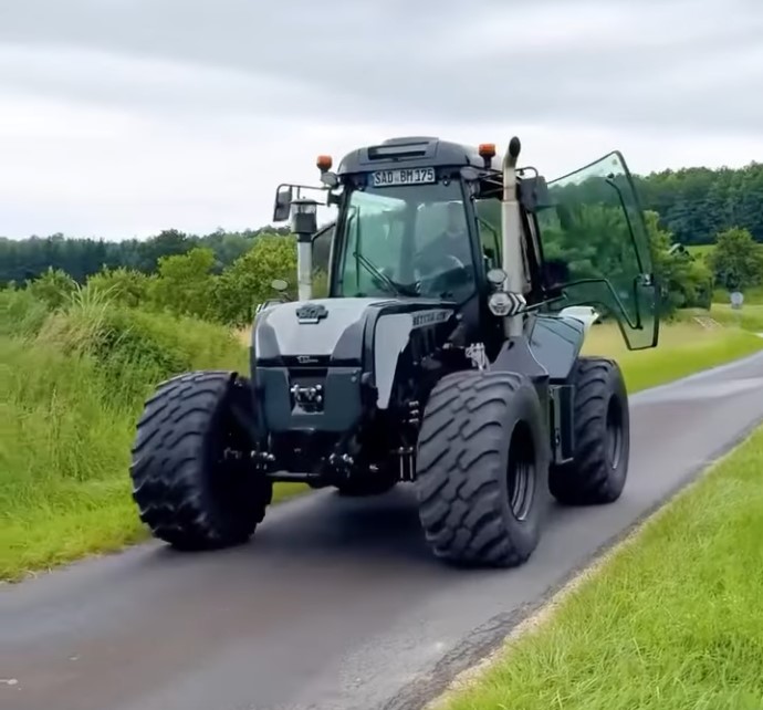 Tractor Raro En este tractor NUNCA darás marcha atrás.
