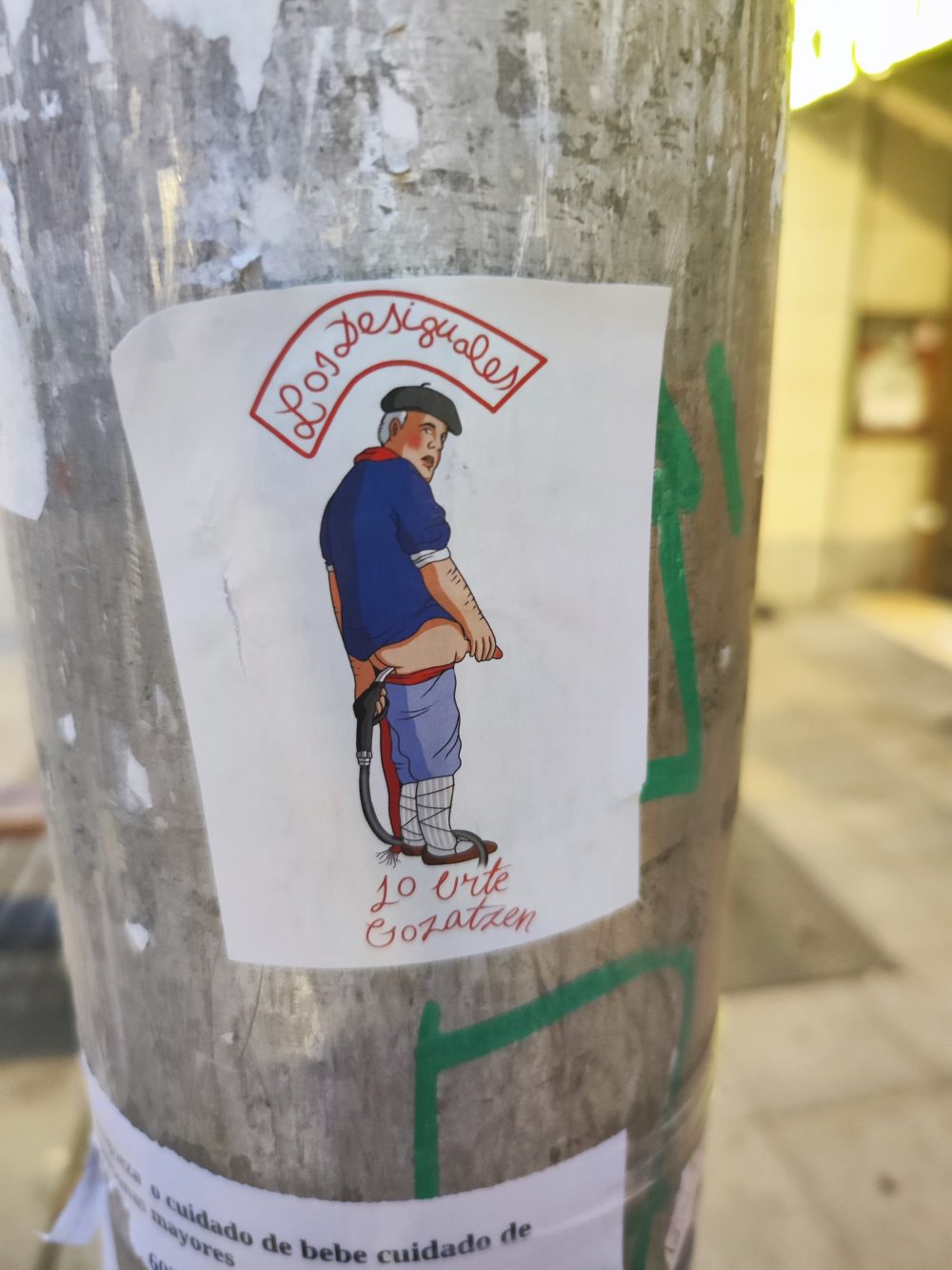 La pegatina de una de las cuadrillas de blusas en Fiestas de Vitoria.